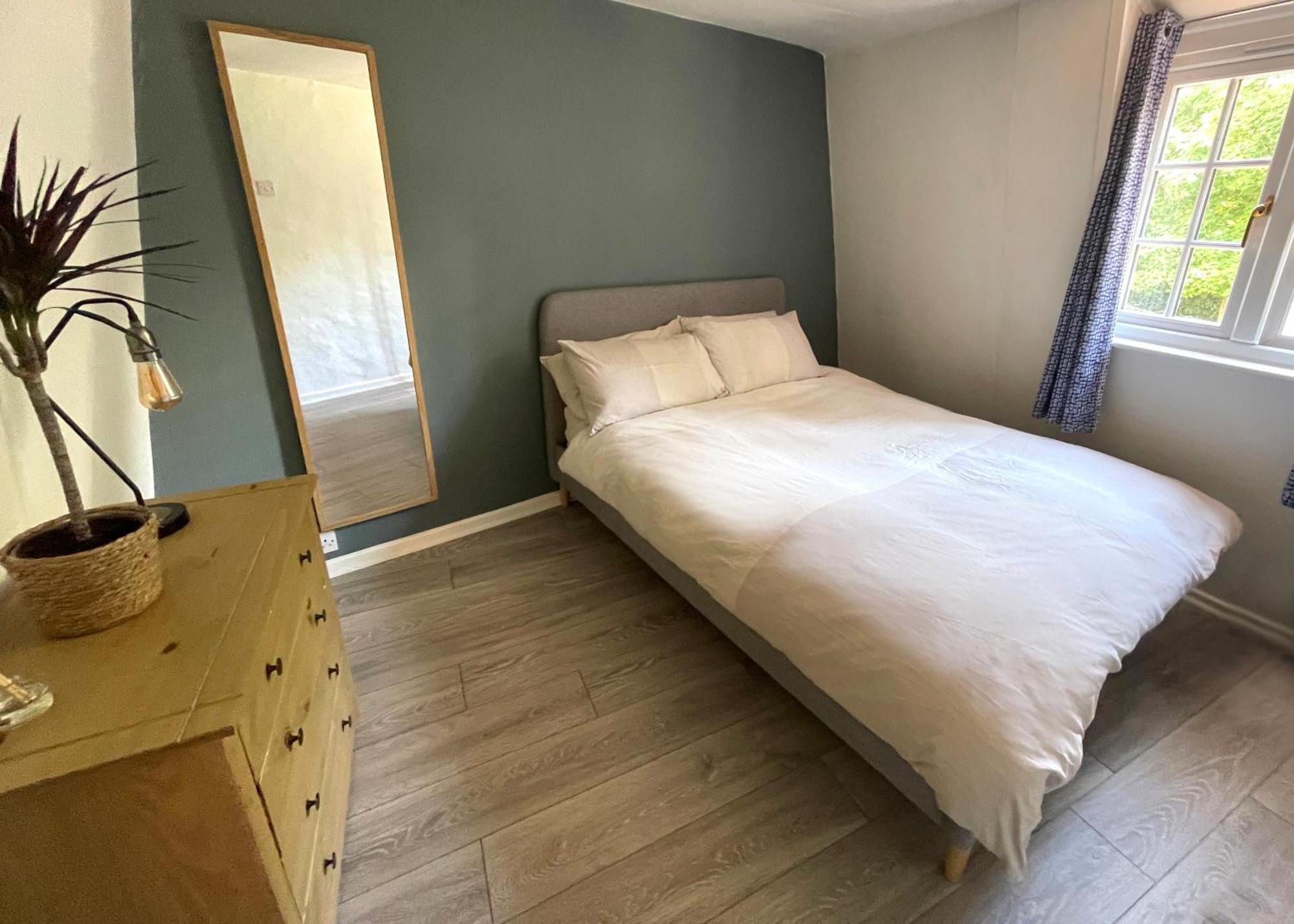 The Holts - Charming 2 Bed *